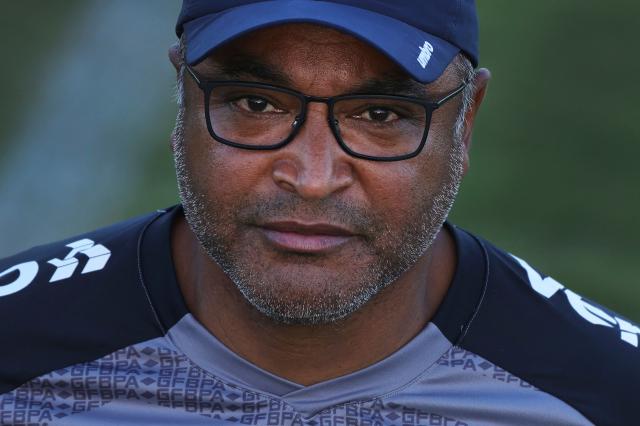 b(FILES) Brazil's Fluminense head coach Roger Machado gestures during the Copa Libertadores round of 16 second leg football match against Paraguay's Cerro Porteno, at the Maracana stadium, in Rio de Janeiro, Brazil, on August 3, 2021. Brazilian Roger Machado is the new coach of Sao Paulo, co-leader of the Brasileirao, the tricolor club announced on March 10, 2026, one day after confirming the departure of Argentine Hernan Crespo. (Photo by Silvio AVILA / AFP)