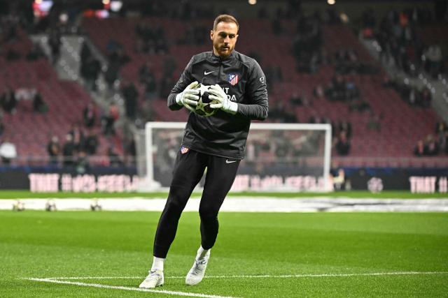 Atletico Madrid's Slovenian goalkeeper #13 Jan Oblak warms up before the UEFA Champions League last 16 first leg football match between Club Atletico de Madrid and Tottenham Hotspur at Metropolitano Stadium in Madrid on March 10, 2026. (Photo by Javier SORIANO / AFP)