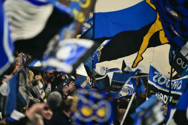 Atalanta's supporters cheer before the UEFA Champions League last 16, first leg football match between Atalanta and Bayern Munich at the Gewiss stadium in Bergamo, on March 10, 2026. (Photo by Marco BERTORELLO / AFP)
