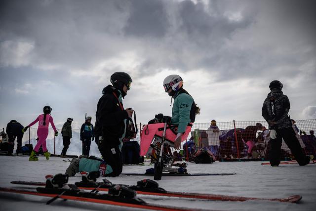 An athlete prepares for the alpine skiing combined event during the Milano Cortina 2026 Paralympic Winter Games in Cortina d’Ampezzo on March 10, 2026. (Photo by JEFF PACHOUD / AFP)