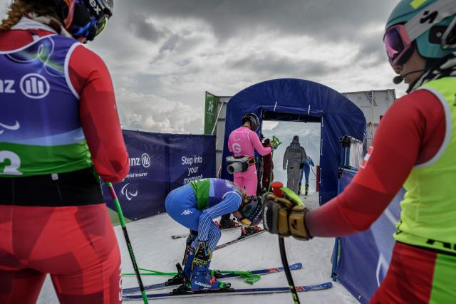 TOPSHOT - Athletes prepare at the starting gate for the alpine skiing combined event during the Milano Cortina 2026 Paralympic Winter Games in Cortina d’Ampezzo on March 10, 2026. (Photo by JEFF PACHOUD / AFP)