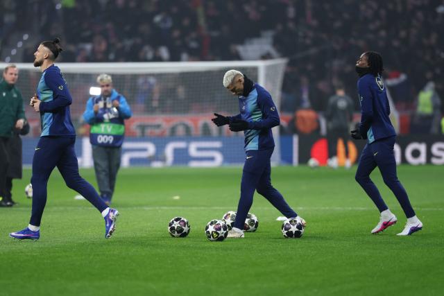 Tottenham Hotspur's Brazilian forward #09 Richarlison and teammates warm up prior the UEFA Champions League last 16 first leg football match between Club Atletico de Madrid and Tottenham Hotspur at Metropolitano Stadium in Madrid on March 10, 2026. (Photo by Thomas COEX / AFP)