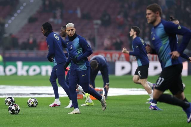 Tottenham Hotspur's Brazilian forward #09 Richarlison (L) and teammates warm up prior the UEFA Champions League last 16 first leg football match between Club Atletico de Madrid and Tottenham Hotspur at Metropolitano Stadium in Madrid on March 10, 2026. (Photo by Thomas COEX / AFP)
