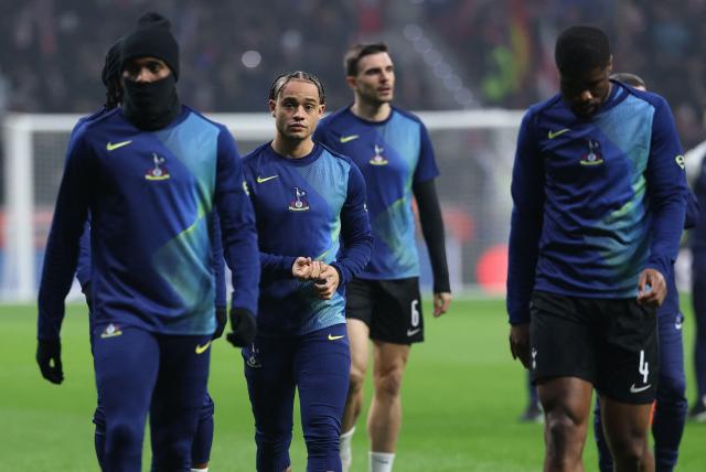 Tottenham Hotspur's Dutch midfielder #07 Xavi Simons and teammates warm up prior the UEFA Champions League last 16 first leg football match between Club Atletico de Madrid and Tottenham Hotspur at Metropolitano Stadium in Madrid on March 10, 2026. (Photo by Thomas COEX / AFP)