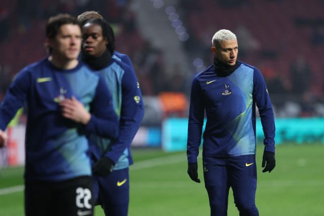 Tottenham Hotspur's Brazilian forward #09 Richarlison (R) and teammates warm up prior the UEFA Champions League last 16 first leg football match between Club Atletico de Madrid and Tottenham Hotspur at Metropolitano Stadium in Madrid on March 10, 2026. (Photo by Thomas COEX / AFP)
