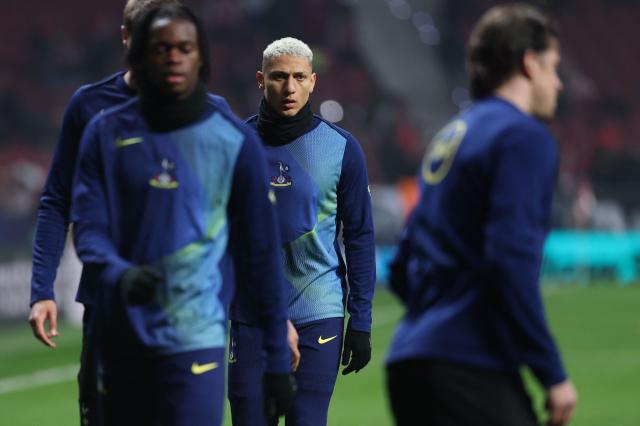 Tottenham Hotspur's Brazilian forward #09 Richarlison (C) and teammates warm up prior the UEFA Champions League last 16 first leg football match between Club Atletico de Madrid and Tottenham Hotspur at Metropolitano Stadium in Madrid on March 10, 2026. (Photo by Thomas COEX / AFP)