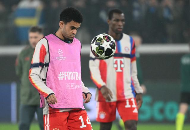 Bayern Munich's Colombian forward #14 Luis Diaz warms up before the UEFA Champions League last 16, first leg football match between Atalanta and Bayern Munich at the Gewiss stadium in Bergamo, on March 10, 2026. (Photo by Alberto PIZZOLI / AFP)