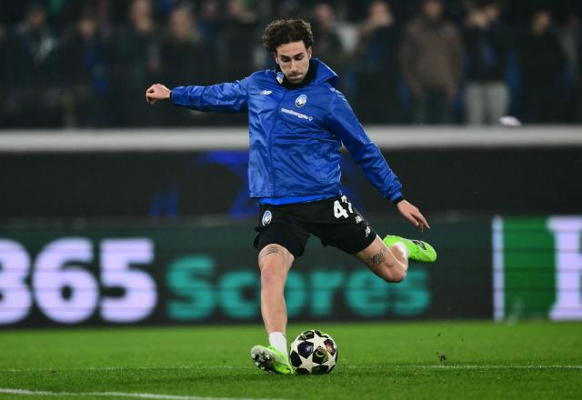 Atalanta's Italian defender #47 Lorenzo Bernasconi warms up before the UEFA Champions League last 16, first leg football match between Atalanta and Bayern Munich at the Gewiss stadium in Bergamo, on March 10, 2026. (Photo by Marco BERTORELLO / AFP)