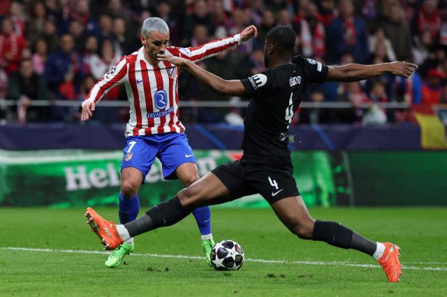 Atletico Madrid's French forward #07 Antoine Griezmann (L) fights for the ball with Tottenham Hotspur's Austrian defender #04 Kevin Danso prior scoring his team's second goal during the UEFA Champions League last 16 first leg football match between Club Atletico de Madrid and Tottenham Hotspur at Metropolitano Stadium in Madrid on March 10, 2026. (Photo by Thomas COEX / AFP)