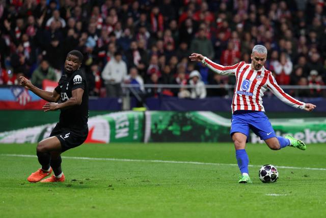 TOPSHOT - Atletico Madrid's French forward #07 Antoine Griezmann (R) scores his team's second goal during the UEFA Champions League last 16 first leg football match between Club Atletico de Madrid and Tottenham Hotspur at Metropolitano Stadium in Madrid on March 10, 2026. (Photo by Thomas COEX / AFP)