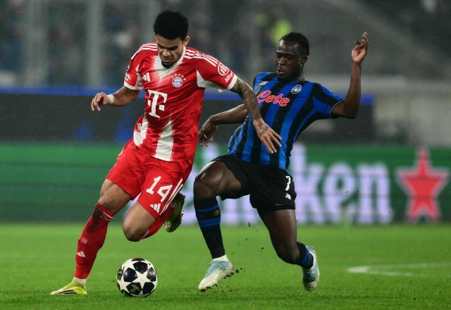 Bayern Munich's Colombian forward #14 Luis Diaz fights for the ball with Atalanta's Ghanaian forward #07 Kamal-Deen Sulemana during the UEFA Champions League last 16, first leg football match between Atalanta and Bayern Munich at the Gewiss stadium in Bergamo, on March 10, 2026. (Photo by Marco BERTORELLO / AFP)