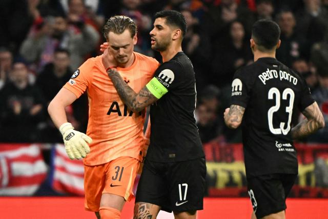 Tottenham Hotspur's Argentinian defender #17 Cristian Romero conforts Tottenham Hotspur's Czech goalkeeper #31 Antonin Kinsky after his substitution during the UEFA Champions League last 16 first leg football match between Club Atletico de Madrid and Tottenham Hotspur at Metropolitano Stadium in Madrid on March 10, 2026. (Photo by Javier SORIANO / AFP)