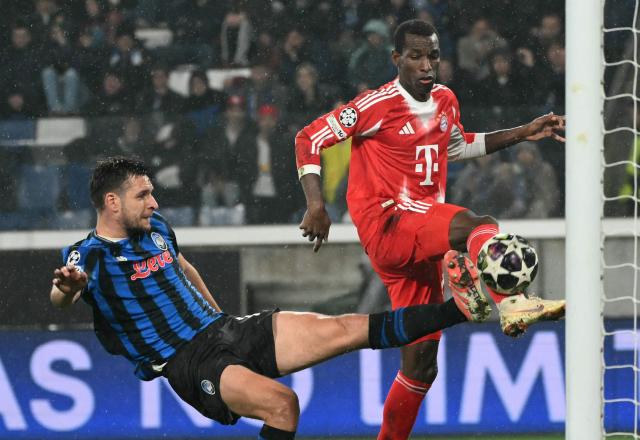 Bayern Munich's Senegalese forward #11 Nicolas Jackson (R) fights for the ball with Atalanta's Albanian defender #19 Berat Djimsiti during the UEFA Champions League last 16, first leg football match between Atalanta and Bayern Munich at the Gewiss stadium in Bergamo, on March 10, 2026. (Photo by Alberto PIZZOLI / AFP)