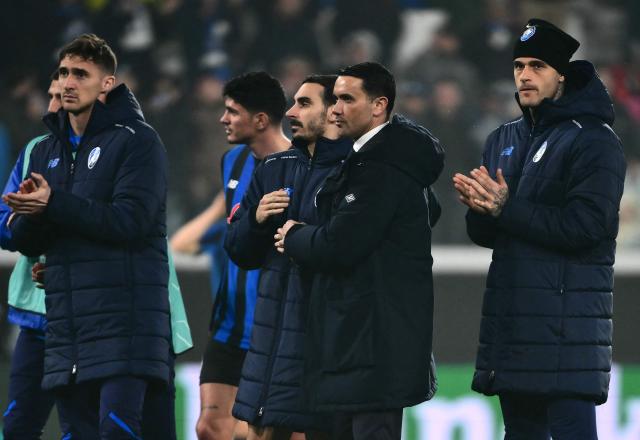 Atalanta's Italian coach Raffaele Palladino (C) and players greet supporters at the end of the UEFA Champions League last 16, first leg football match between Atalanta and Bayern Munich at the Gewiss stadium in Bergamo, on March 10, 2026. (Photo by Marco BERTORELLO / AFP)