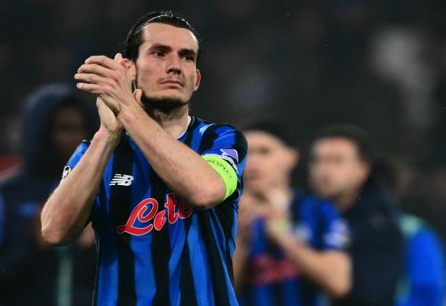 Atalanta's Dutch midfielder #15 Marten de Roon greets supporters after being defeated during the UEFA Champions League last 16, first leg football match between Atalanta and Bayern Munich at the Gewiss stadium in Bergamo, on March 10, 2026. (Photo by Marco BERTORELLO / AFP)