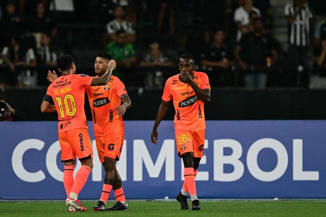 Barcelona's midfielder #08 Milton Celiz (C) celebrates with teammate forward #10 Joao Rojas after scoring the opening goal during the Copa Libertadores phase three second-leg football match between Brazil's Botafogo and Ecuador's Barcelona at the Nilton Santos Stadium in Rio de Janeiro, Brazil on March 10, 2026. (Photo by Pablo PORCIUNCULA / AFP)