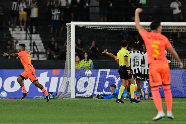 Barcelona's midfielder #08 Milton Celiz celebrates after scoring the opening goal during the Copa Libertadores phase three second-leg football match between Brazil's Botafogo and Ecuador's Barcelona at the Nilton Santos Stadium in Rio de Janeiro, Brazil on March 10, 2026. (Photo by Pablo PORCIUNCULA / AFP)