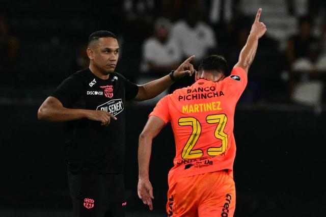Barcelona's assistant coach Grenddy Perozo gestures during the Copa Libertadores phase three second-leg football match between Brazil's Botafogo and Ecuador's Barcelona at the Nilton Santos Stadium in Rio de Janeiro, Brazil on March 10, 2026. (Photo by Pablo PORCIUNCULA / AFP)