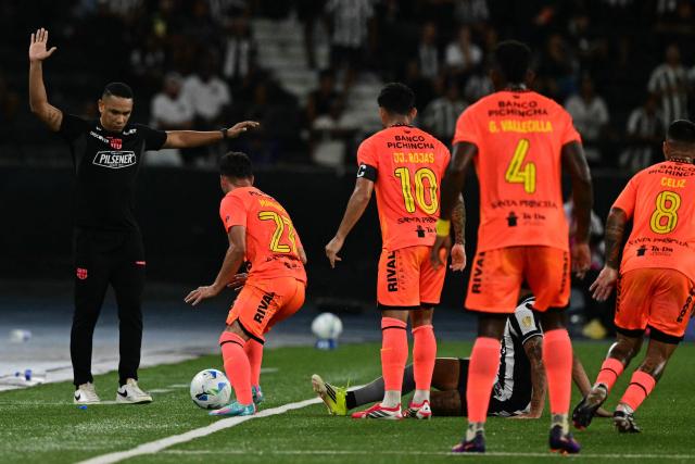 Barcelona's assistant coach Grenddy Perozo gestures during the Copa Libertadores phase three second-leg football match between Brazil's Botafogo and Ecuador's Barcelona at the Nilton Santos Stadium in Rio de Janeiro, Brazil on March 10, 2026. (Photo by Pablo PORCIUNCULA / AFP)