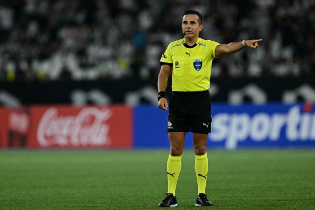 Chilean referee Piero Maza gestures during the Copa Libertadores phase three second-leg football match between Brazil's Botafogo and Ecuador's Barcelona at the Nilton Santos Stadium in Rio de Janeiro, Brazil on March 10, 2026. (Photo by Pablo PORCIUNCULA / AFP)