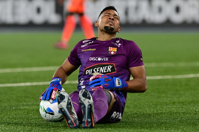 Barcelona's goalkeeper #01 David Contreras reacts during the Copa Libertadores phase three second-leg football match between Brazil's Botafogo and Ecuador's Barcelona at the Nilton Santos Stadium in Rio de Janeiro, Brazil on March 10, 2026. (Photo by Pablo PORCIUNCULA / AFP)