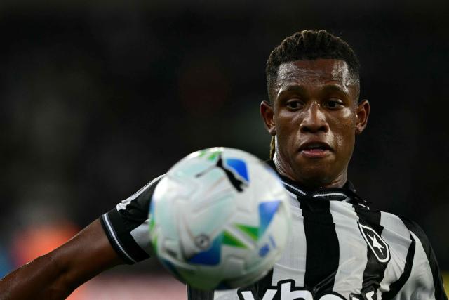 Botafogo's midfielder #08 Danilo controls the ball during the Copa Libertadores phase three second-leg football match between Brazil's Botafogo and Ecuador's Barcelona at the Nilton Santos Stadium in Rio de Janeiro, Brazil on March 10, 2026. (Photo by Pablo PORCIUNCULA / AFP)