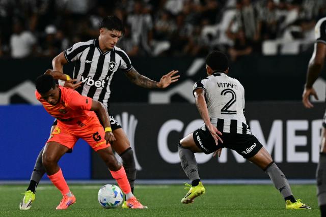 Barcelona's forward #15 Jonathan Perlaza and Botafogo's forward #30 Joaquín Correa fight for the ball during the Copa Libertadores phase three second-leg football match between Brazil's Botafogo and Ecuador's Barcelona at the Nilton Santos Stadium in Rio de Janeiro, Brazil on March 10, 2026. (Photo by Pablo PORCIUNCULA / AFP)
