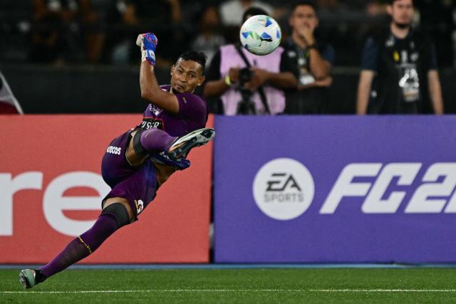 Barcelona's goalkeeper #01 David Contreras clears the ball during the Copa Libertadores phase three second-leg football match between Brazil's Botafogo and Ecuador's Barcelona at the Nilton Santos Stadium in Rio de Janeiro, Brazil on March 10, 2026. (Photo by Pablo PORCIUNCULA / AFP)