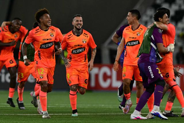 Barcelona players celebrate after winning the Copa Libertadores phase three second-leg football match between Brazil's Botafogo and Ecuador's Barcelona at the Nilton Santos Stadium in Rio de Janeiro, Brazil on March 10, 2026. (Photo by Pablo PORCIUNCULA / AFP)