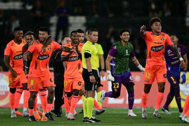 Barcelona players celebrate after winning the Copa Libertadores phase three second-leg football match between Brazil's Botafogo and Ecuador's Barcelona at the Nilton Santos Stadium in Rio de Janeiro, Brazil on March 10, 2026. (Photo by Pablo PORCIUNCULA / AFP)