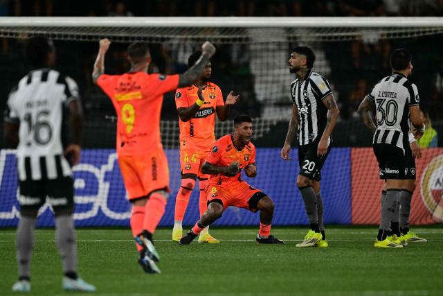 Barcelona's midfielder #08 Milton Celiz celebrates after winning the Copa Libertadores phase three second-leg football match between Brazil's Botafogo and Ecuador's Barcelona at the Nilton Santos Stadium in Rio de Janeiro, Brazil on March 10, 2026. (Photo by Pablo PORCIUNCULA / AFP)