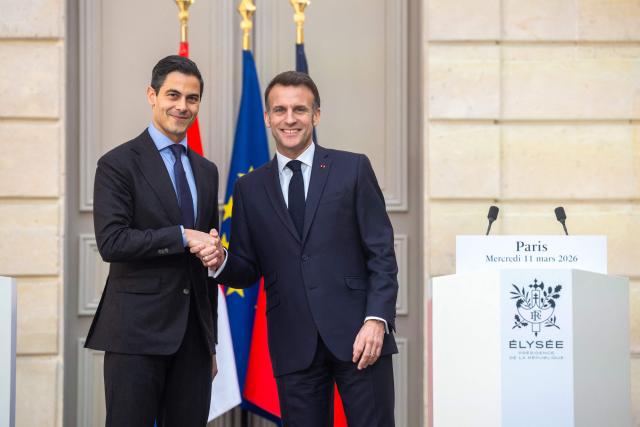 French President Emmanuel Macron (R) and Dutch Prime Minister Rob Jetten (L) shake hands after a joint press conference following their working lunch at the Elysee palace in Paris on March 11, 2026. (Photo by Christophe PETIT TESSON / POOL / AFP)