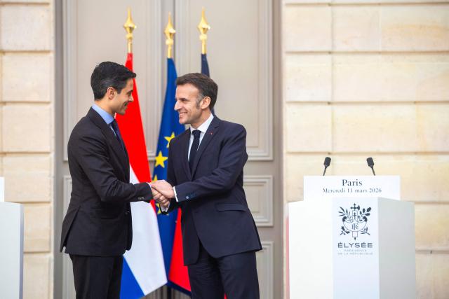 epa12811582 French President Emmanuel Macron (R) and Dutch Prime Minister Rob Jetten (L) shake hands after a joint press conference following their working lunch at the Elysee palace in Paris on March 11, 2026. (Photo by Christophe PETIT TESSON / AFP)