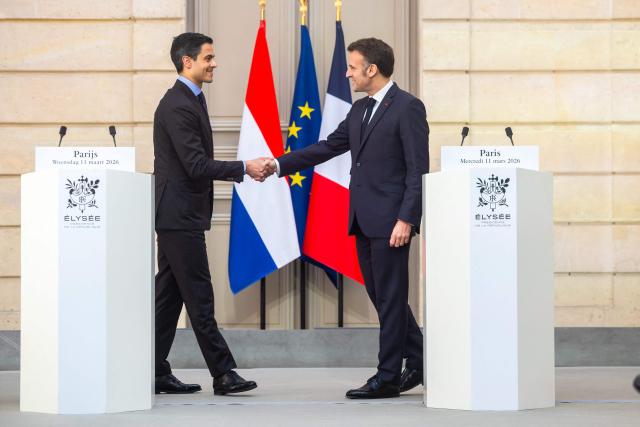 French President Emmanuel Macron (R) and Dutch Prime Minister Rob Jetten (L) shake hands after a joint press conference following their working lunch at the Elysee palace in Paris on March 11, 2026. (Photo by Christophe PETIT TESSON / POOL / AFP)