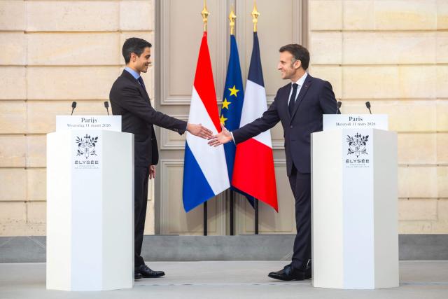 French President Emmanuel Macron (R) and Dutch Prime Minister Rob Jetten (L) shake hands after a joint press conference following their working lunch at the Elysee palace in Paris on March 11, 2026. (Photo by Christophe PETIT TESSON / POOL / AFP)