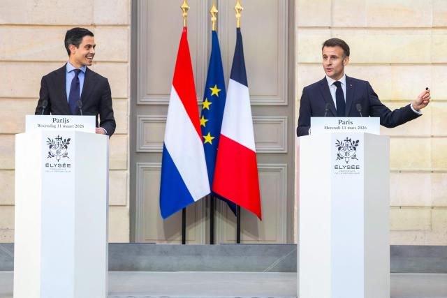 French President Emmanuel Macron (R) and Dutch Prime Minister Rob Jetten (L) give a press conference following their working lunch at the Elysee palace in Paris on March 11, 2026. (Photo by Christophe PETIT TESSON / POOL / AFP)