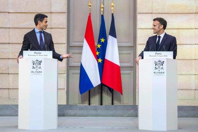 French President Emmanuel Macron (R) and Dutch Prime Minister Rob Jetten (L) give a press conference following their working lunch at the Elysee palace in Paris on March 11, 2026. (Photo by Christophe PETIT TESSON / POOL / AFP)