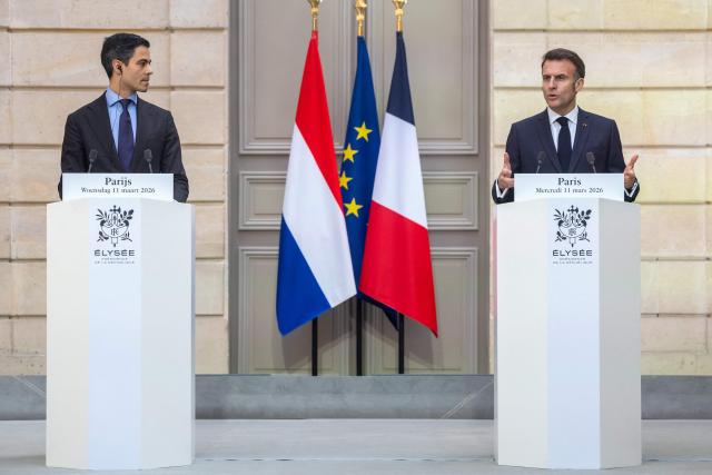 French President Emmanuel Macron (R) and Dutch Prime Minister Rob Jetten (L) give a press conference following their working lunch at the Elysee palace in Paris on March 11, 2026. (Photo by Christophe PETIT TESSON / POOL / AFP)