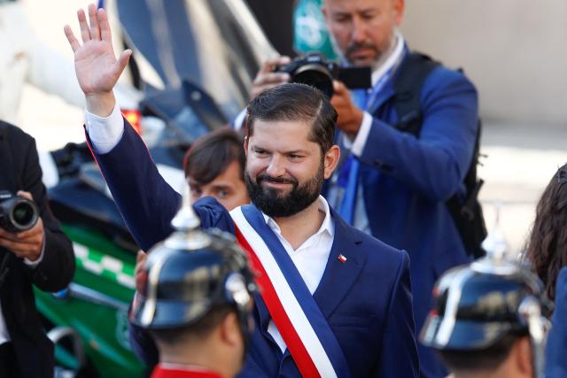 Chile's President Gabriel Boric waves as he leaves La Moneda presidential palace to travel to Valparaiso to attend the inauguration ceremony of Chile's new President Jose Antonio Kast, in Santiago, on March 11, 2026. Chile's most right-wing president in over three decades, Jose Antonio Kast, takes office on March 11, 2026, on a promise to tackle surging rates of violent crime and carry out mass migrant deportations. (Photo by Raul BRAVO / AFP)