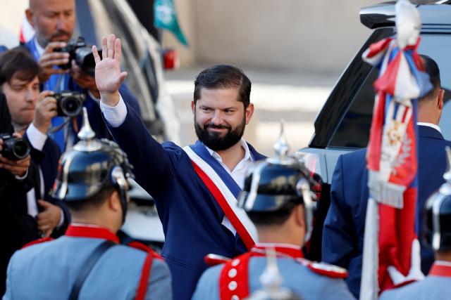 Chile's President Gabriel Boric waves as he leaves La Moneda presidential palace to travel to Valparaiso to attend the inauguration ceremony of Chile's new President Jose Antonio Kast, in Santiago, on March 11, 2026. Chile's most right-wing president in over three decades, Jose Antonio Kast, takes office on March 11, 2026, on a promise to tackle surging rates of violent crime and carry out mass migrant deportations. (Photo by Raul BRAVO / AFP)