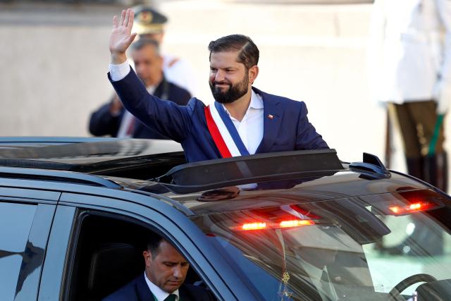 Chile's President Gabriel Boric waves as he leaves La Moneda presidential palace to travel to Valparaiso to attend the inauguration ceremony of Chile's new President Jose Antonio Kast, in Santiago, on March 11, 2026. Chile's most right-wing president in over three decades, Jose Antonio Kast, takes office on March 11, 2026, on a promise to tackle surging rates of violent crime and carry out mass migrant deportations. (Photo by Raul BRAVO / AFP)