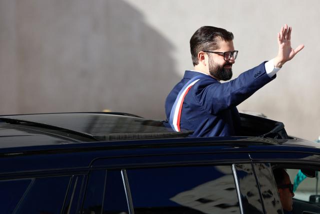 Chile's President Gabriel Boric waves as he leaves La Moneda presidential palace to travel to Valparaiso to attend the inauguration ceremony of Chile's new President Jose Antonio Kast, in Santiago, on March 11, 2026. Chile's most right-wing president in over three decades, Jose Antonio Kast, takes office on March 11, 2026, on a promise to tackle surging rates of violent crime and carry out mass migrant deportations. (Photo by Raul BRAVO / AFP)