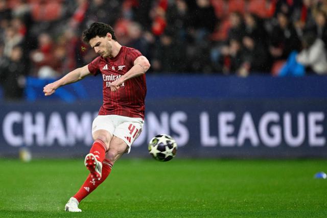 Arsenal's English midfielder #41 Declan Rice practices shooting during the warm up prior to the UEFA Champions League, Last 16, first-leg football match Bayer 04 Leverkusen vs Arsenal in Leverkusen, western Germany, on March 11, 2026. (Photo by INA FASSBENDER / AFP)
