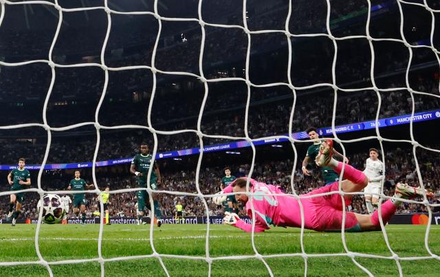 Manchester City's Italian goalkeeper #25 Gianluigi Donnarumma concedes the second goal shot by Real Madrid's Uruguayan midfielder #08 Federico Valverde (R) during the UEFA Champions League last 16 first leg football match between Real Madrid CF and Manchester City at Santiago Bernabeu Stadium in Madrid on March 11, 2026. Real Madrid won 3-0. (Photo by Pierre-Philippe MARCOU / AFP)