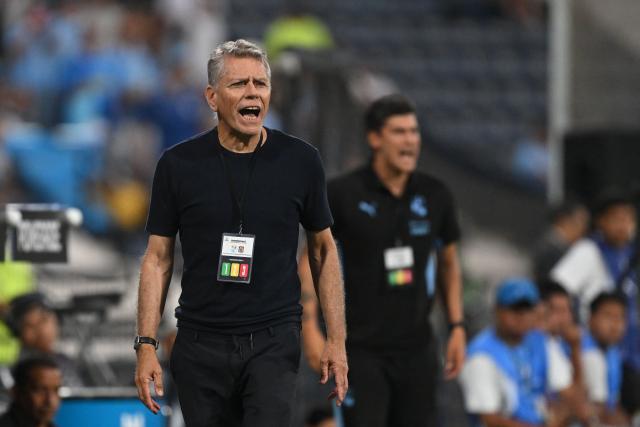 Sporting Cristal's Brazilian coach Paulo Autuori gives instructions to his players during the Copa Libertadores phase three second-leg football match between Peru's Sporting Cristal and Venezuela's Carabobo at the Alberto Gallardo Stadium in Lima on March 11, 2026. (Photo by ERNESTO BENAVIDES / AFP)