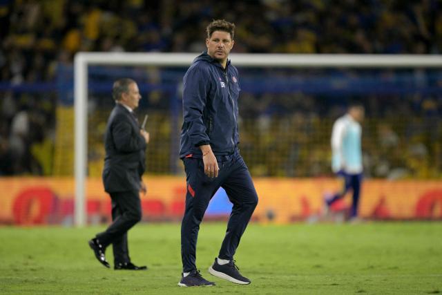 San Lorenzo's head coach Damian Ayude leaves the pitch at the halftime of the Argentine Professional Football League 2026 Apertura Tournament match between Boca Juniors and San Lorenzo at La Bombonera Stadium in Buenos Aires on March 11, 2026. (Photo by Juan MABROMATA / AFP)