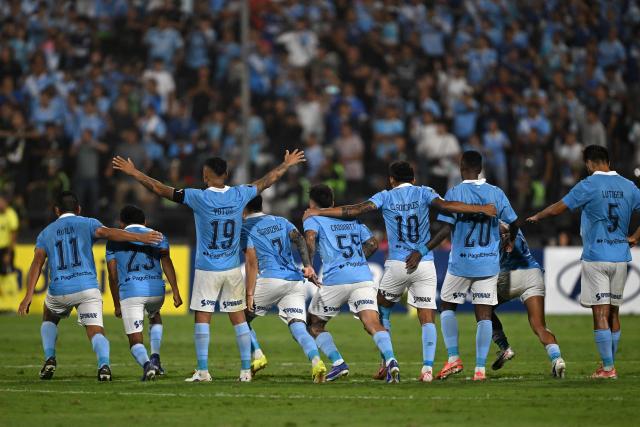 Sporting Cristal players celebrate after winning on penalties during the Copa Libertadores phase three second-leg football match between Peru's Sporting Cristal and Venezuela's Carabobo at the Alberto Gallardo Stadium in Lima on March 11, 2026. (Photo by ERNESTO BENAVIDES / AFP)