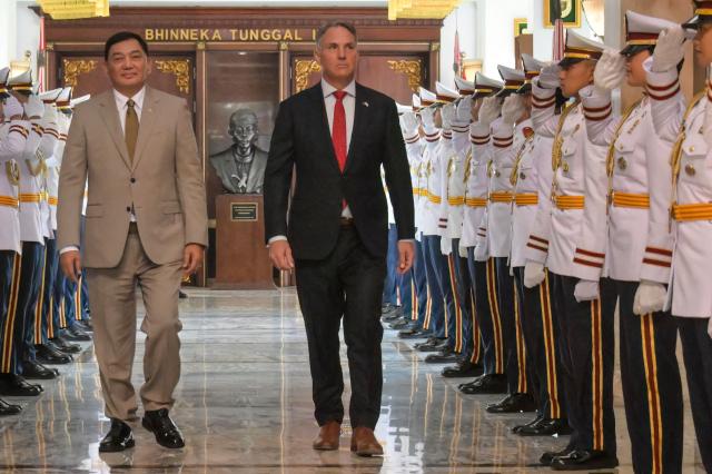 Australia's Defence Minister Richard Marles (R) walks with his Indonesian counterpart Sjafrie Sjamsoeddin after their meeting at the defence ministry in Jakarta on March 12, 2026. (Photo by BAY ISMOYO / AFP)