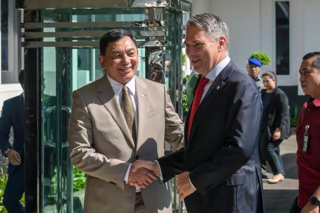Australia's Defence Minister Richard Marles (R) shakes hands with his Indonesian counterpart Sjafrie Sjamsoeddin upon arriving at the defence ministry in Jakarta on March 12, 2026. (Photo by BAY ISMOYO / AFP)