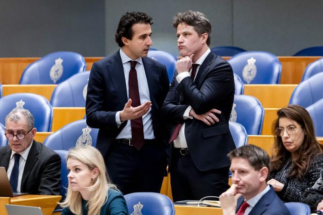 Dutch leader of the left-leaning alliance GroenLinks/PvdA Jesse Klaver (C-L) speaks with  Dutch leader of the Christian Democratic Appeal (CDA) Henri Bontenbal (C-R) during a debate on the US and Israeli attacks on Iran at the House of Representatives in The Hague on March 12, 2026. (Photo by Sem van der Wal / ANP / AFP) / Netherlands OUT